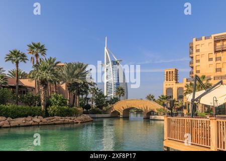 Dubai, UEA - 23. Februar. 2023: Burj Al Arab Hotel in Form eines Segelbootes vom Souk Madinat Jumeirah aus gesehen. Burj Al Arab mit 321 Metern Höhe Stockfoto