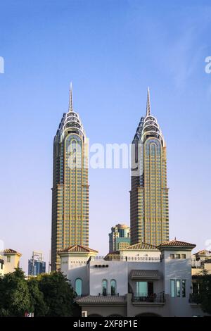 Dubai, VAE - 23. Februar. 2022: Die Al Kazim Twin Towers unter dem blauen Sonnenhimmel. Al Kazim Towers ist ein Komplex aus zwei Türmen in Dubai Media City Stockfoto