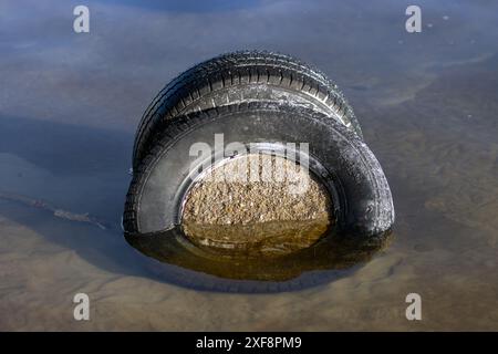 Reifen mit Beton, die zum Anlegen kleiner Schiffe auf einem See verwendet werden. Stockfoto