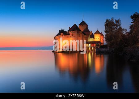 Geographie / Reise, beleuchtete Burg Chillon am Genfersee in der Abenddämmerung, Kanton Waadt, KEINE EXKLUSIVE VERWENDUNG FÜR FALTKARTEN-GRUSSKARTEN-POSTKARTEN-NUTZUNG Stockfoto