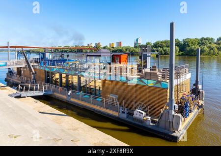 Warschau, Polen - 12. Mai 2024: Panoramablick auf die Weichsel von General Patton, bekannt als Bulwary und Wisla mit einem alten Lastkahn Stockfoto