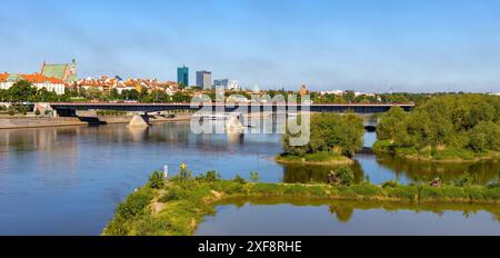 Warschau, Polen - 12. Mai 2024: Altstadt Stare Miasto, Powisle und Mariensztat Viertel Panoramablick mit Slasko Dabrowski Brücke über die Weichsel Stockfoto