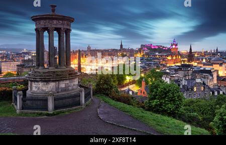 Edinburgh Castle und Princes Street bei Sonnenuntergang von Calton Hill, Schottland - Großbritannien Stockfoto