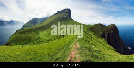 Kallur Leuchtturm auf grünen Hügeln der Insel Kalsoy, Färöer, Dänemark. Landschaftsfotografie Stockfoto