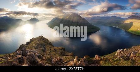 Herrlicher Blick auf den Sonnenuntergang von der beliebten Touristenattraktion - Klakkur Gipfel, Färöer Inseln, Dänemark, Europa. Unglaubliche Abendszene der Insel Kalsoy. Stockfoto
