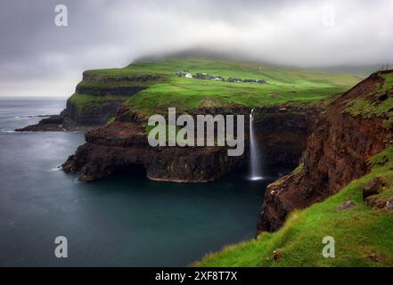 Der berühmte Wasserfall Mulafossur, Gasadalur, vagar, färöer Inseln, dänemark, nordeuropa, europa Stockfoto