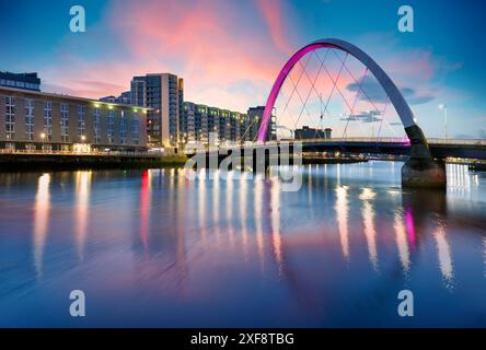 Schottland - Glasgow Panorama Skyline mit Clyde Arc über dem Fluss Clyde Stockfoto