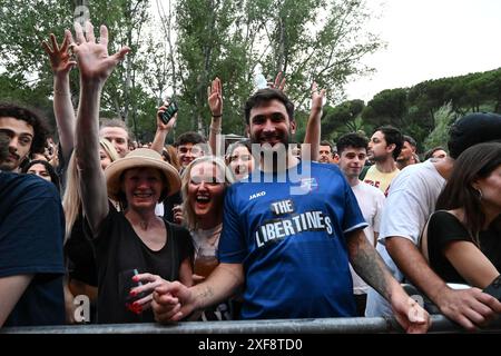 Fans der Libertines treten während der Tour 2024 im Villa Ada Estate 2024 am 1. Juli 2024 in Rom auf. Stockfoto