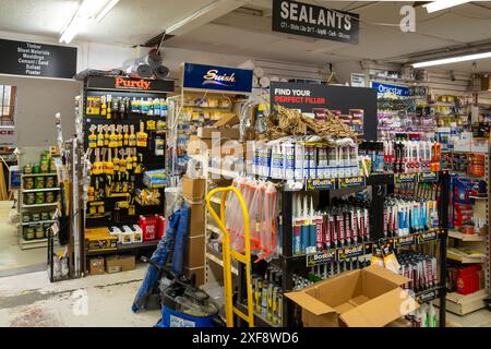 Das Innere eines Baumarkt-Ladengeschäfts in Cornwall, Großbritannien. Stockfoto