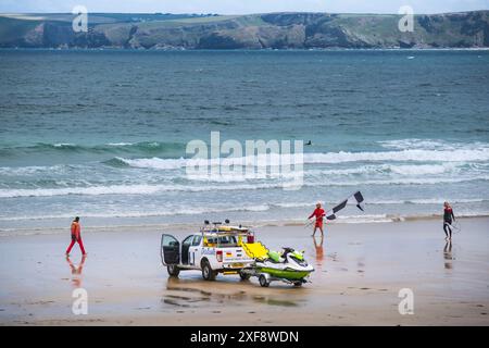 RNLI-Rettungsschwimmer arbeiten am Towan Beach in Newquay in Cornwall in Großbritannien. Stockfoto