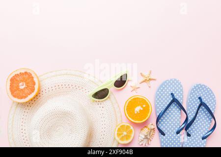 Blick von oben auf verschiedene Muscheln in der Nähe von farbenfrohen Früchten und stilvollen Sommeraccessoires auf Tischhintergrund. Sommerkonzept. Flache Lagen. Draufsicht mit c Stockfoto