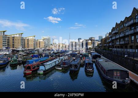 London - 06 04 2022: Blick auf das Limehouse Basin Stockfoto