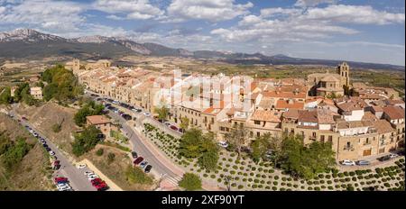 LaGuardia aus der Vogelperspektive und Kirche San Juan, Alava, Baskenland, Spanien Stockfoto