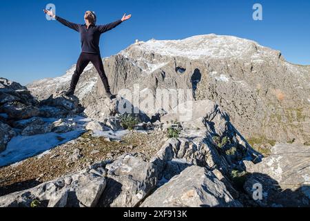 Fröhlicher Mann vor dem Puig Major von Son Torrella, Mallorca, Balearen, Spanien Stockfoto