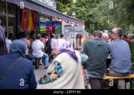 Gäste vor einer Bar in der Reichenberger Straße in Berlin-Kreuzberg verfolgen das Spiel Türkei gegen Portugal anlässlich der Fußballeuropameisterschaft UEFA EURO 2024. / Gäste vor einer Bar in der Reichenberger Straße in Berlin-Kreuzberg sehen das Spiel zwischen der Türkei und Portugal während der Fußball-Europameisterschaft UEFA EURO 2024. Schnappschuss-Fotografie/K.M.Krause *** Gäste vor einer Bar in der Reichenberger Straße in Berlin Kreuzberg sehen das Spiel zwischen der Türkei und Portugal während der Fußball-Europameisterschaft UEFA EURO 2024 Gäste vor einer Bar in der Reichenberger Straße in B Stockfoto