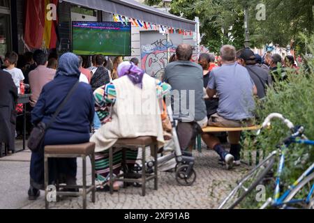 Gäste vor einer Bar in der Reichenberger Straße in Berlin-Kreuzberg verfolgen das Spiel Türkei gegen Portugal anlässlich der Fußballeuropameisterschaft UEFA EURO 2024. / Gäste vor einer Bar in der Reichenberger Straße in Berlin-Kreuzberg sehen das Spiel zwischen der Türkei und Portugal während der Fußball-Europameisterschaft UEFA EURO 2024. Schnappschuss-Fotografie/K.M.Krause *** Gäste vor einer Bar in der Reichenberger Straße in Berlin Kreuzberg sehen das Spiel zwischen der Türkei und Portugal während der Fußball-Europameisterschaft UEFA EURO 2024 Gäste vor einer Bar in der Reichenberger Straße in B Stockfoto