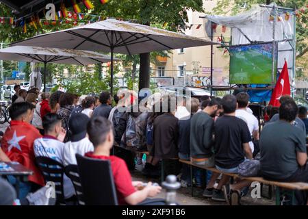 Gäste vor einer Bar in der Reichenberger Straße in Berlin-Kreuzberg verfolgen das Spiel Türkei gegen Portugal anlässlich der Fußballeuropameisterschaft UEFA EURO 2024. / Gäste vor einer Bar in der Reichenberger Straße in Berlin-Kreuzberg sehen das Spiel zwischen der Türkei und Portugal während der Fußball-Europameisterschaft UEFA EURO 2024. Schnappschuss-Fotografie/K.M.Krause *** Gäste vor einer Bar in der Reichenberger Straße in Berlin Kreuzberg sehen das Spiel zwischen der Türkei und Portugal während der Fußball-Europameisterschaft UEFA EURO 2024 Gäste vor einer Bar in der Reichenberger Straße in B Stockfoto