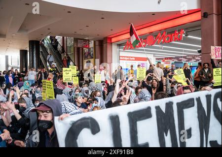 Etwa 150 pro-palästinensische Demonstranten besetzten den Eingangsbereich vor dem Media Markt im Einkaufszentrum Alexa in Berlin-Mitte. Es werden Parolen skandiert und Flyer verteilt die sich gegen die vermeintliche Beteiligung der Firma Siemens an einem vermeintlichen Genozid richten. / Rund 150 pro-palästinensische Demonstranten besetzten den Eingangsbereich vor dem Media Markt im Alexa Einkaufszentrum in Berlin-Mitte. Sie skandierten Slogans und verteilten Flugblätter gegen die angebliche Beteiligung von Siemens an einem angeblichen Völkermord. Schnappschuss-Fotografie/B.. Niehaus *** ca. 150 pro Pa Stockfoto