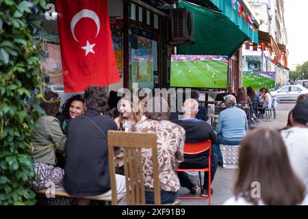 Gäste vor einer Bar in der Naunynstraße in Berlin-Kreuzberg verfolgen das Spiel Türkei gegen Portugal anlässlich der Fußballeuropameisterschaft UEFA EURO 2024. / Gäste vor einer Bar in der Naunynstraße in Berlin-Kreuzberg sehen das Spiel zwischen der Türkei und Portugal während der Fußball-Europameisterschaft UEFA EURO 2024. Schnappschuss-Fotografie/K.M.Krause *** Gäste vor einer Bar in der Naunynstraße in Berlin Kreuzberg sehen das Spiel zwischen der Türkei und Portugal während der Fußball-Europameisterschaft UEFA EURO 2024 Gäste vor einer Bar in der Naunynstraße in Berlin Kreuzberg sehen das Spiel Stockfoto