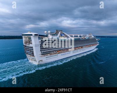 Caribbean Princess ist ein modifiziertes Kreuzfahrtschiff der Grand-Class, das von Princess Cruises betrieben wird. Ankunft in Southampton Stockfoto