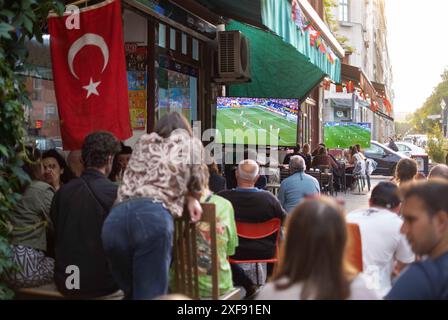 Gäste vor einer Bar in der Naunynstraße in Berlin-Kreuzberg verfolgen das Spiel Türkei gegen Portugal anlässlich der Fußballeuropameisterschaft UEFA EURO 2024. / Gäste vor einer Bar in der Naunynstraße in Berlin-Kreuzberg sehen das Spiel zwischen der Türkei und Portugal während der Fußball-Europameisterschaft UEFA EURO 2024. Schnappschuss-Fotografie/K.M.Krause *** Gäste vor einer Bar in der Naunynstraße in Berlin Kreuzberg sehen das Spiel zwischen der Türkei und Portugal während der Fußball-Europameisterschaft UEFA EURO 2024 Gäste vor einer Bar in der Naunynstraße in Berlin Kreuzberg sehen das Spiel Stockfoto