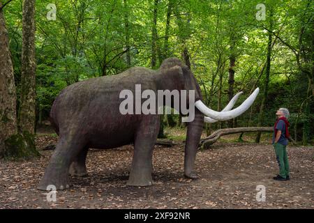 Figur eines lebensgroßen Mammuts, paläolithischer Park der Cueva del Valle, Rasines, Kantabrien, Spanien Stockfoto