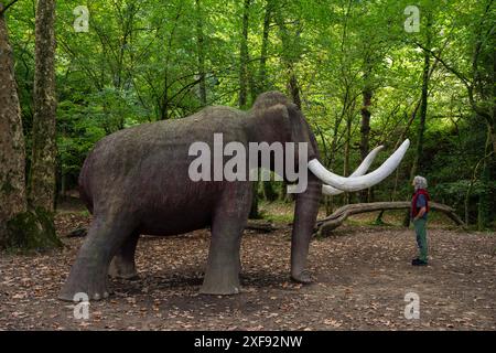 Figur eines lebensgroßen Mammuts, paläolithischer Park der Cueva del Valle, Rasines, Kantabrien, Spanien Stockfoto