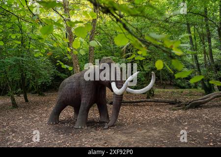 Figur eines lebensgroßen Mammuts, paläolithischer Park der Cueva del Valle, Rasines, Kantabrien, Spanien Stockfoto
