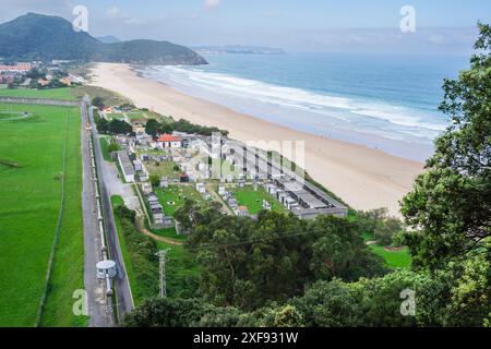 Friedhof neben dem Strand von Berria, Santoña, Kantabrien, Spanien Stockfoto