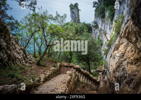 Aufstieg der Treppe des Leuchtturms Del Caballo, Berg Buciero, Santoña, Kantabrien, Spanien Stockfoto