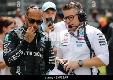 Spielberg, Österreich. Juni 30 2024. Formel 1 Quatar Airlines großer Preis von Österreich am Red Bull Ring, Österreich. Im Bild: Lewis Hamilton (GBR) vom Mercedes-AMG PETRONAS F1 Team mit seinem Renningenieur Pete „Bono“ Bonnington vor dem Start des Rennens auf der Startaufstellung © Piotr Zajac/Alamy Live News Stockfoto