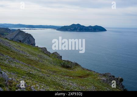 Buciero-Berg, Aufstieg zu Llanero-Bögen (Augen des Teufels), Pico Candina, Sonabia, Castro Urdiales, Cantabria, Spanien Stockfoto