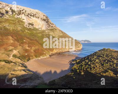 Aufstieg zu den Bögen von Llanero (Augen des Teufels), Pico Candina, Sonabia, Castro Urdiales, Kantabrien, Spanien Stockfoto