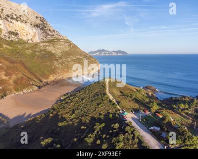 Aufstieg zu den Bögen von Llanero (Augen des Teufels), Pico Candina, Sonabia, Castro Urdiales, Kantabrien, Spanien Stockfoto