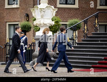 Den Haag, Niederlande. Juli 2024. DIE HAAG - Eelco Heinen, der vorgesehene Finanzminister, Sophie Hermans, vorgesehene Ministerin für Klima und grünes Wachstum, und Judith Uitermark, vorgesehene Ministerin für Inneres und Königreichbeziehungen, treffen im Huis Ten Bosch Palast ein, um das neue Kabinett zu vereidigen. Quelle: ANP/Alamy Live News Stockfoto