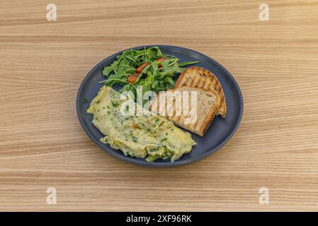 Sie können Ihre Panini mit einem frischen grünen Salat, Pommes frites, Gemüsechips oder Suppe kombinieren, um eine komplette Mahlzeit zu erhalten Stockfoto