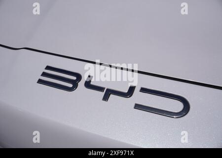 England Großbritannien – 20. April 2024 BYD-Logo des chinesischen Autoherstellers. Fahrzeugmarke für batteriebetriebene Elektrofahrzeuge und Hybridfahrzeuge Stockfoto