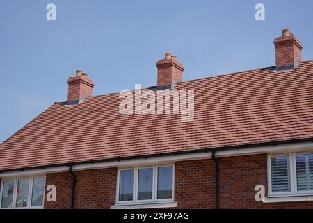 Dächer von Neubauten in der Wohnbauentwicklung. Immobilien Stockfoto