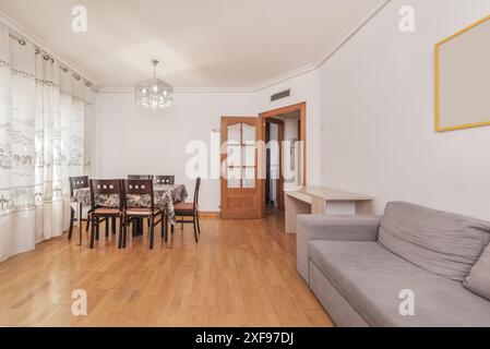 Moderne und einfache Möbel mit geraden Linien und glatten Oberflächen sind ideal für eine ruhige und minimalistische Atmosphäre Stockfoto