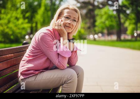 Porträt der Reifen Frau im Park. Sie ist besorgt und depressiv. Stockfoto