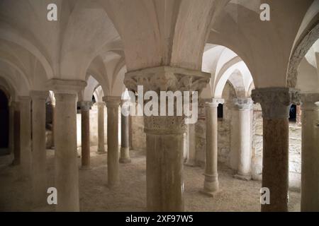 Frühromanische Cripta della chiesa di San Salvatore (Krypta der Kirche San Salvatore) aus dem VIII. Bis XII. Jahrhundert in der frühromanischen Basilika di Stockfoto