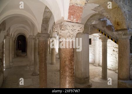 Frühromanische Cripta della chiesa di San Salvatore (Krypta der Kirche San Salvatore) aus dem VIII. Bis XII. Jahrhundert in der frühromanischen Basilika di Stockfoto