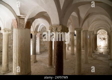 Frühromanische Cripta della chiesa di San Salvatore (Krypta der Kirche San Salvatore) aus dem VIII. Bis XII. Jahrhundert in der frühromanischen Basilika di Stockfoto