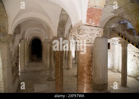 Frühromanische Cripta della chiesa di San Salvatore (Krypta der Kirche San Salvatore) aus dem VIII. Bis XII. Jahrhundert in der frühromanischen Basilika di Stockfoto