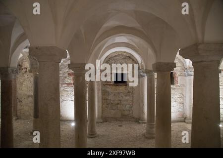 Frühromanische Cripta della chiesa di San Salvatore (Krypta der Kirche San Salvatore) aus dem VIII. Bis XII. Jahrhundert in der frühromanischen Basilika di Stockfoto