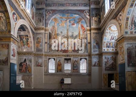 Renaissance Kreuzigung des Freskos Christi von Floriano Ferramola und Paolo da Caylina dem Jüngeren aus dem 16. Jahrhundert im Coro delle monache del monastero d Stockfoto