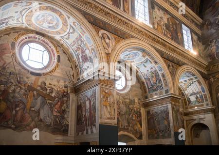 Renaissancedokko und Fresko Christus trägt das Kreuz von Floriano Ferramola und Paolo da Caylina dem Jüngeren aus dem 16. Jahrhundert in Co Stockfoto