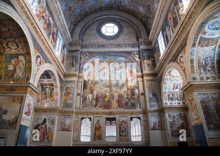 Renaissance Kreuzigung des Freskos Christi von Floriano Ferramola und Paolo da Caylina dem Jüngeren aus dem 16. Jahrhundert im Coro delle monache del monastero d Stockfoto