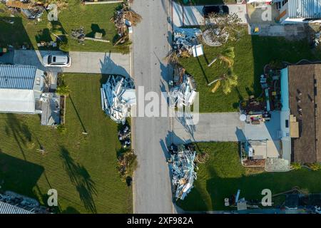 Zerstört durch Hurrikan Starkwind Häuser in Vorstädten in Florida Wohnmobil Wohngebiet. Folgen von Naturkatastrophen. Stockfoto