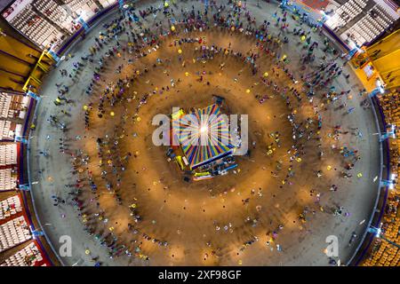Die Menschen tanzen beim hindu Navratri Festival, dem traditionellen Garba-Tanz in indischer Kleidung. Spektakulärer Blick von oben nach unten auf die religiösen festi in indien Stockfoto